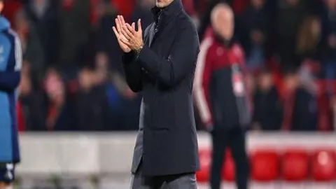 萨拉赫场边欢声笑语，与队友伊萨克、埃基蒂克共享快乐时光！